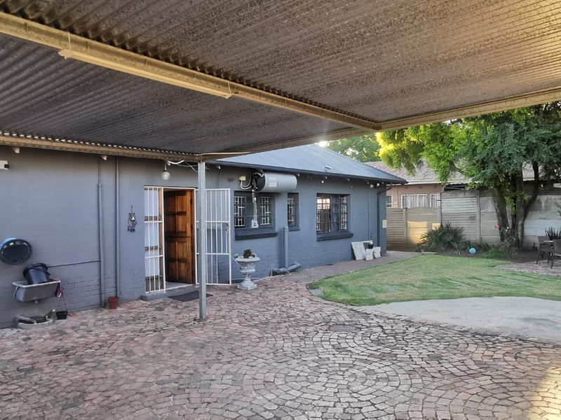 3 Bedroom Modern Family Home with 1 Bedroom Flat - Photo 4