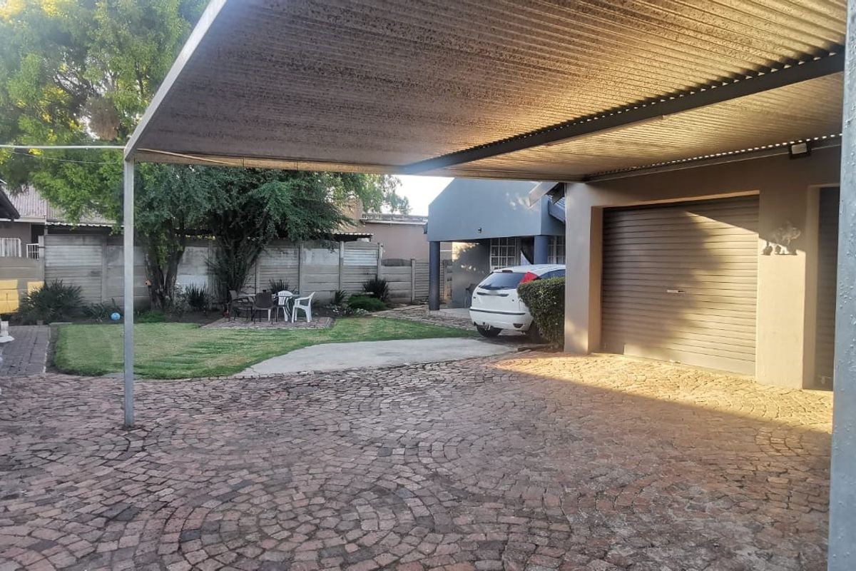 3 Bedroom Modern Family Home with 1 Bedroom Flat - Photo 3