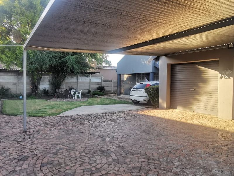 3 Bedroom Modern Family Home with 1 Bedroom Flat - Photo 3