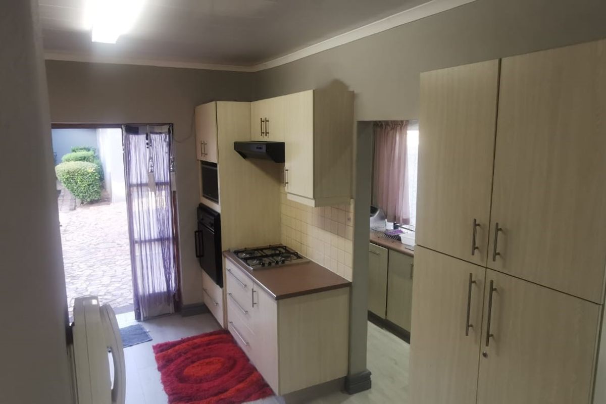 3 Bedroom Modern Family Home with 1 Bedroom Flat - Photo 5