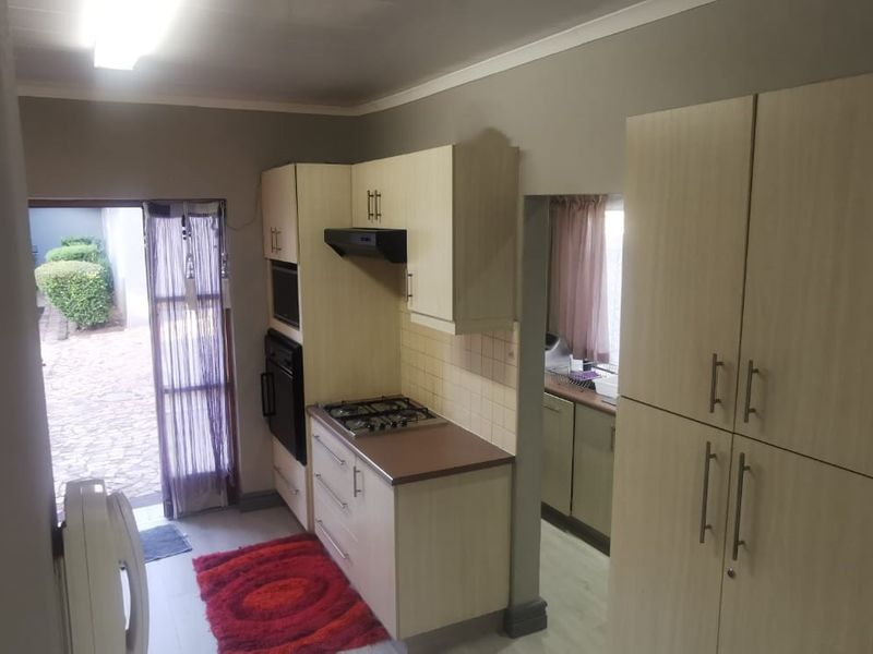 3 Bedroom Modern Family Home with 1 Bedroom Flat - Photo 5