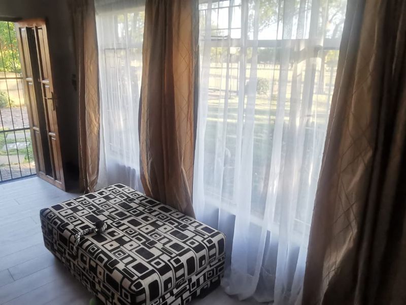 3 Bedroom Modern Family Home with 1 Bedroom Flat - Photo 10