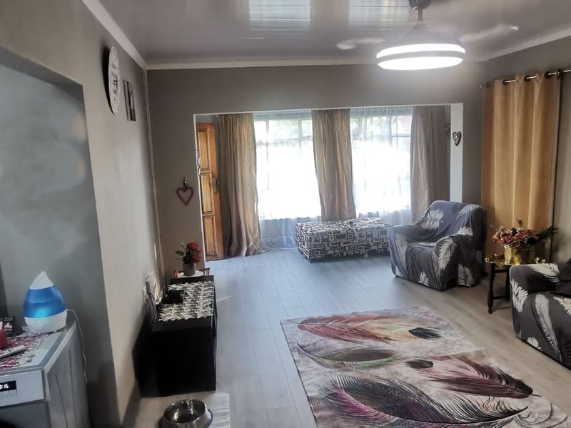 3 Bedroom Modern Family Home with 1 Bedroom Flat - Photo 9