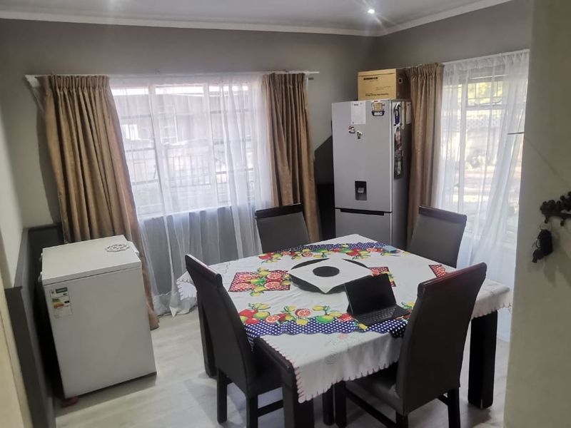 3 Bedroom Modern Family Home with 1 Bedroom Flat - Photo 8