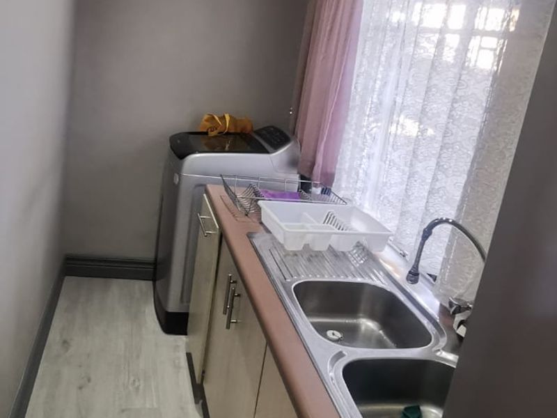 3 Bedroom Modern Family Home with 1 Bedroom Flat - Photo 7