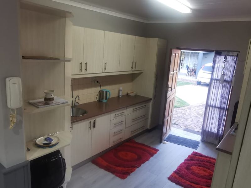 3 Bedroom Modern Family Home with 1 Bedroom Flat - Photo 6