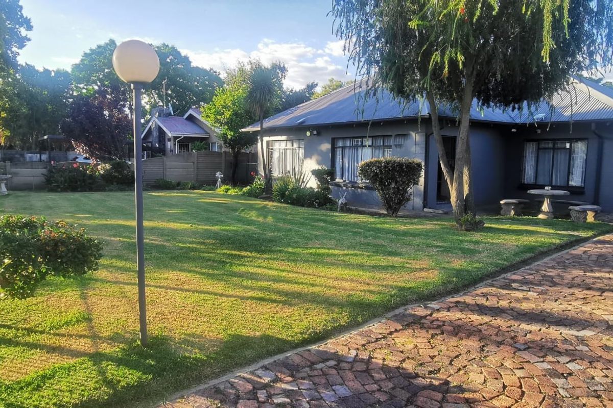 3 Bedroom Modern Family Home with 1 Bedroom Flat - Photo 2