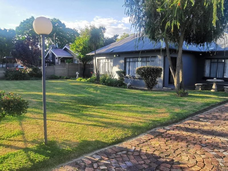 3 Bedroom Modern Family Home with 1 Bedroom Flat - Photo 2