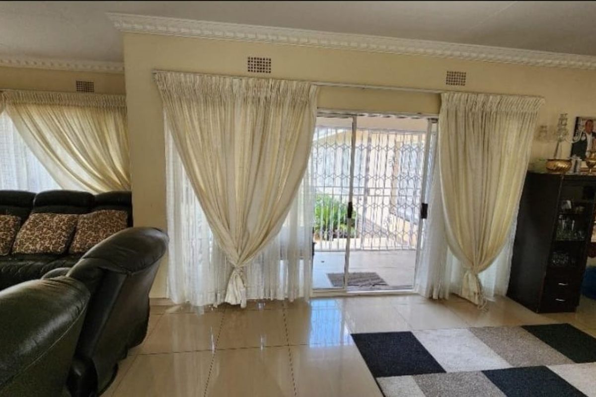 4 Bedroom Family Home with 1 Bedroom Cottage in Oakdene - Photo 5