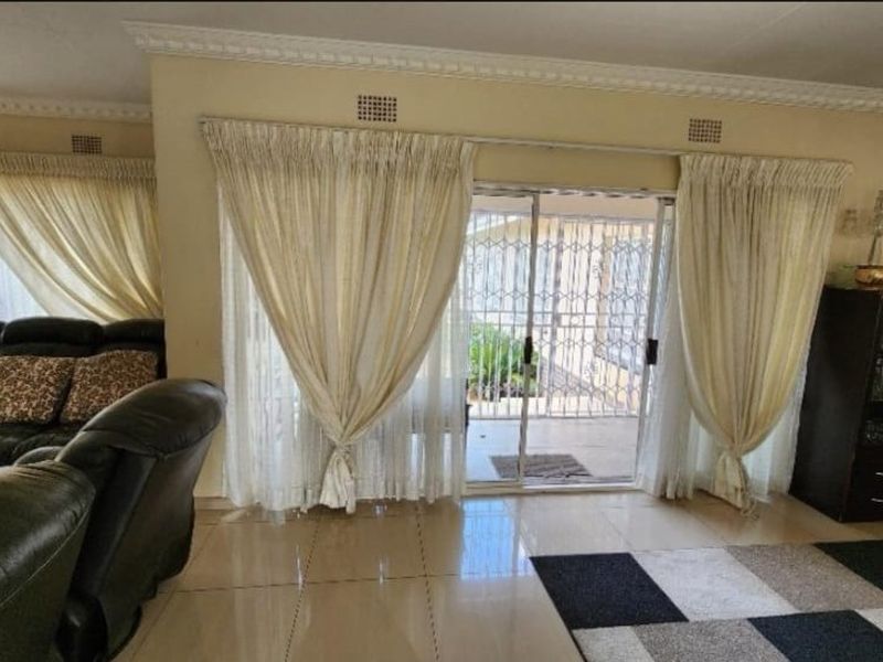 4 Bedroom Family Home with 1 Bedroom Cottage in Oakdene - Photo 5