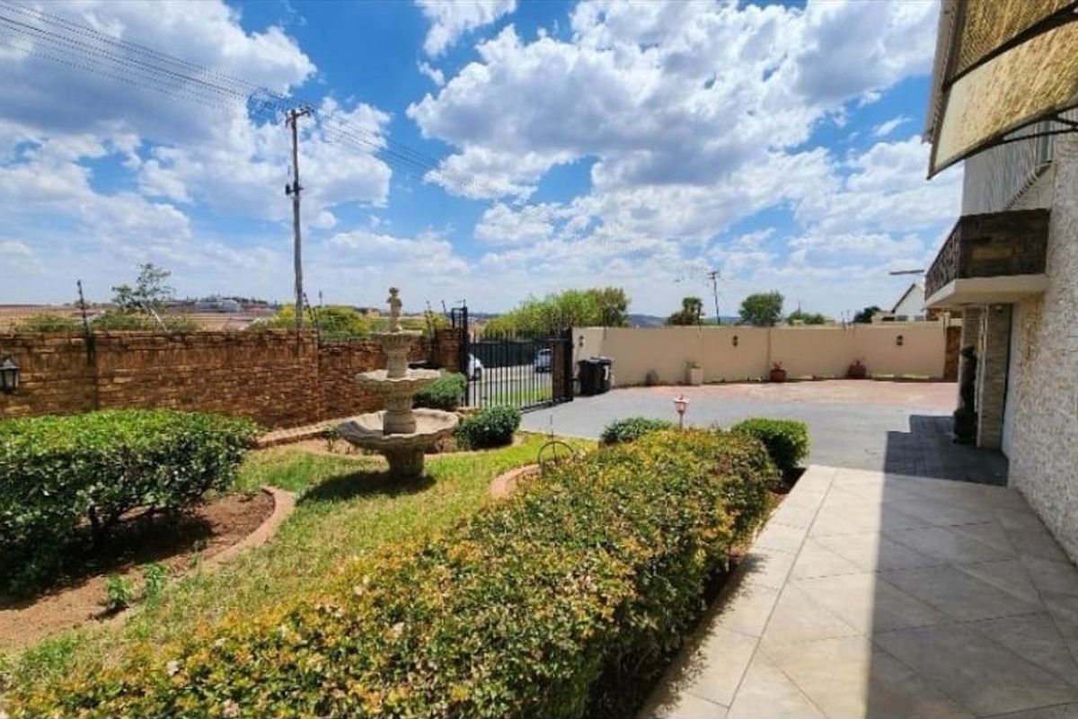 4 Bedroom Family Home with 1 Bedroom Cottage in Oakdene - Photo 2