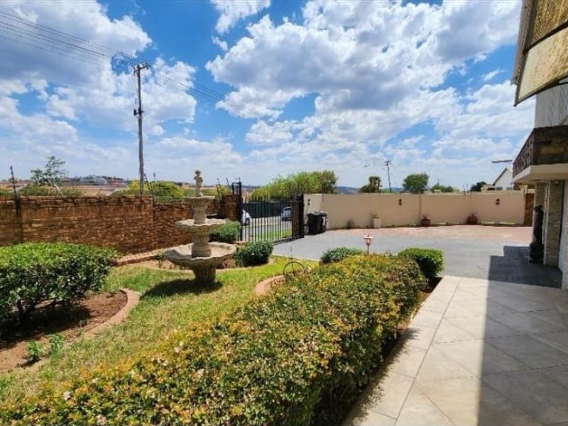 4 Bedroom Family Home with 1 Bedroom Cottage in Oakdene - Photo 2