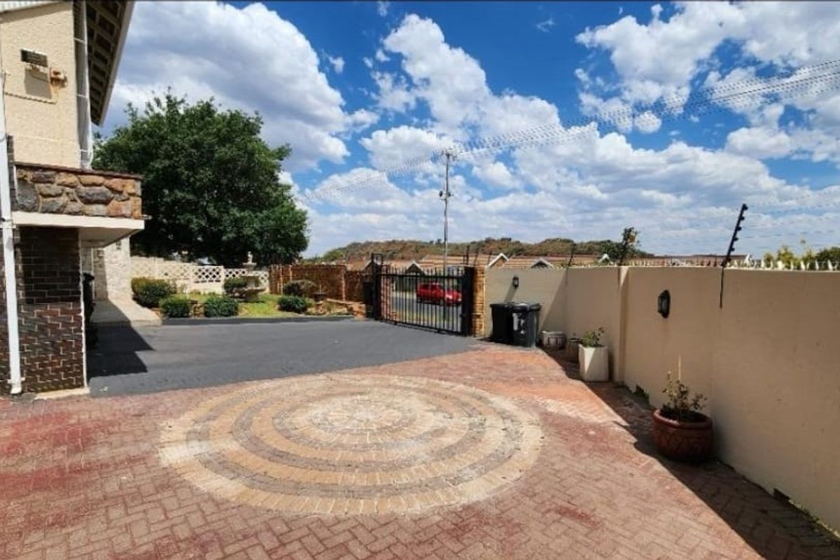 4 Bedroom Family Home with 1 Bedroom Cottage in Oakdene - Photo 4