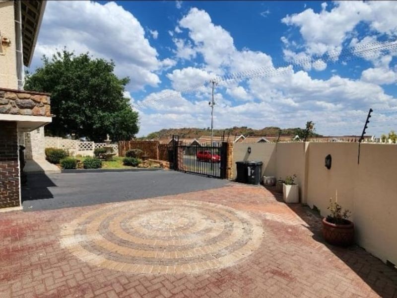 4 Bedroom Family Home with 1 Bedroom Cottage in Oakdene - Photo 4