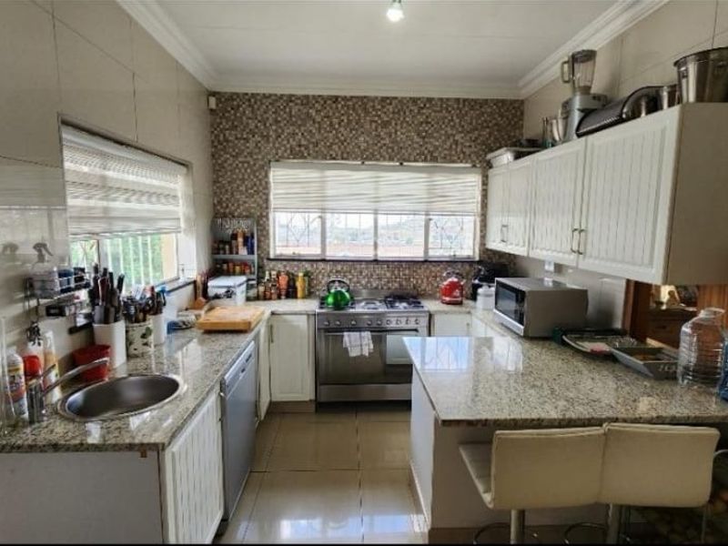 4 Bedroom Family Home with 1 Bedroom Cottage in Oakdene - Photo 10