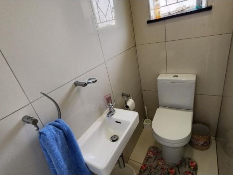 4 Bedroom Family Home with 1 Bedroom Cottage in Oakdene - Photo 9