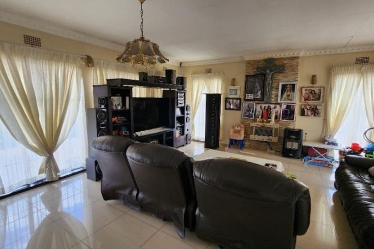 4 Bedroom Family Home with 1 Bedroom Cottage in Oakdene - Photo 3