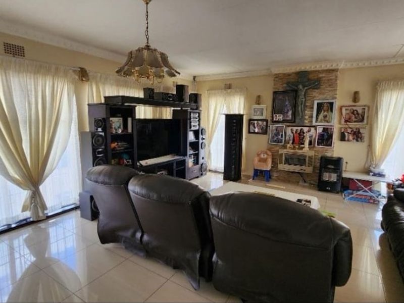 4 Bedroom Family Home with 1 Bedroom Cottage in Oakdene - Photo 3