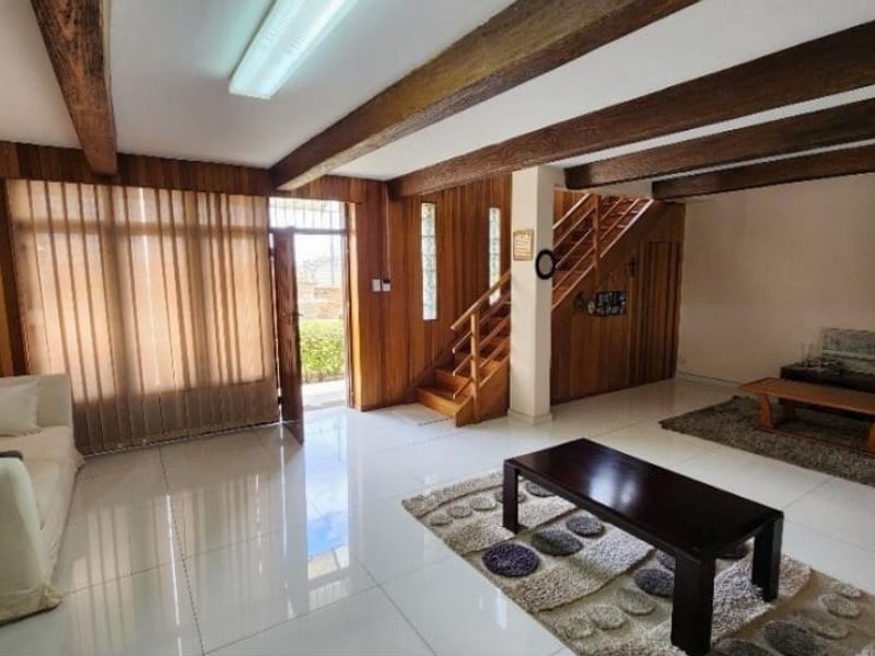 4 Bedroom Family Home with 1 Bedroom Cottage in Oakdene - Photo 8