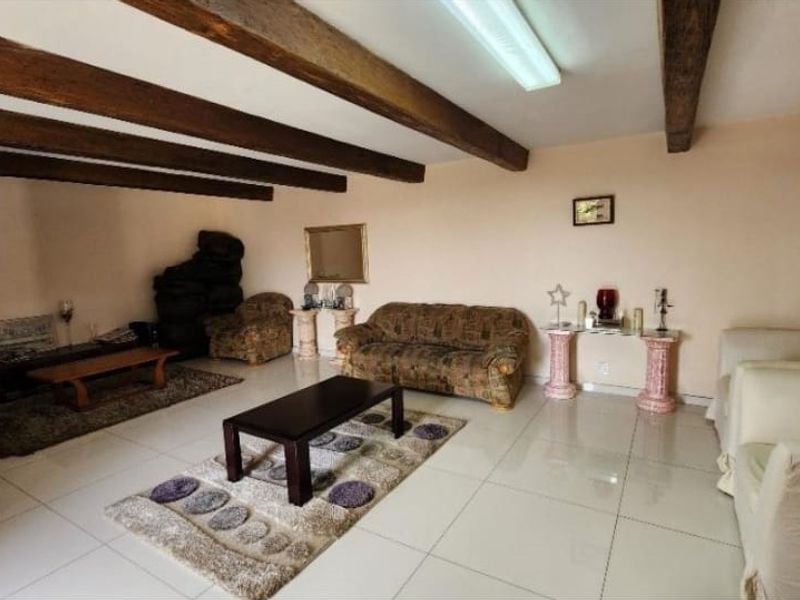 4 Bedroom Family Home with 1 Bedroom Cottage in Oakdene - Photo 7