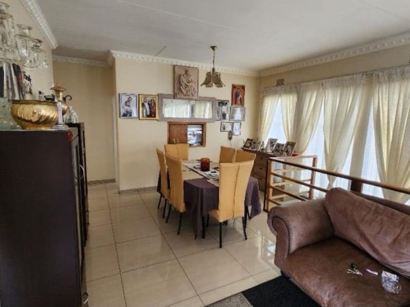 4 Bedroom Family Home with 1 Bedroom Cottage in Oakdene - Photo 6