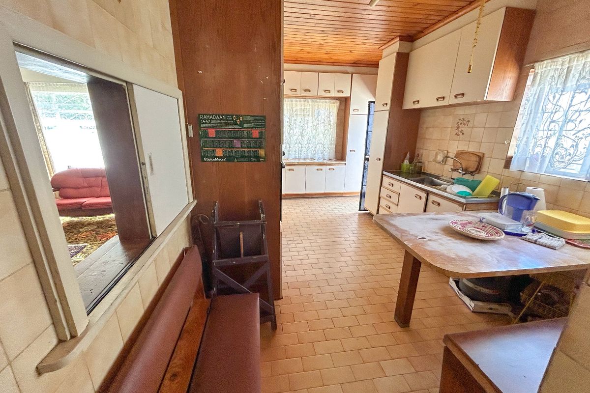 Spacious 3-Bedroom Property with Huge Potential on 496m2 Erf - Photo 5