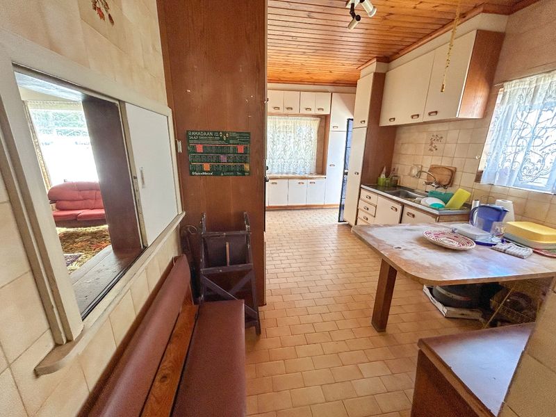 Spacious 3-Bedroom Property with Huge Potential on 496m2 Erf - Photo 5