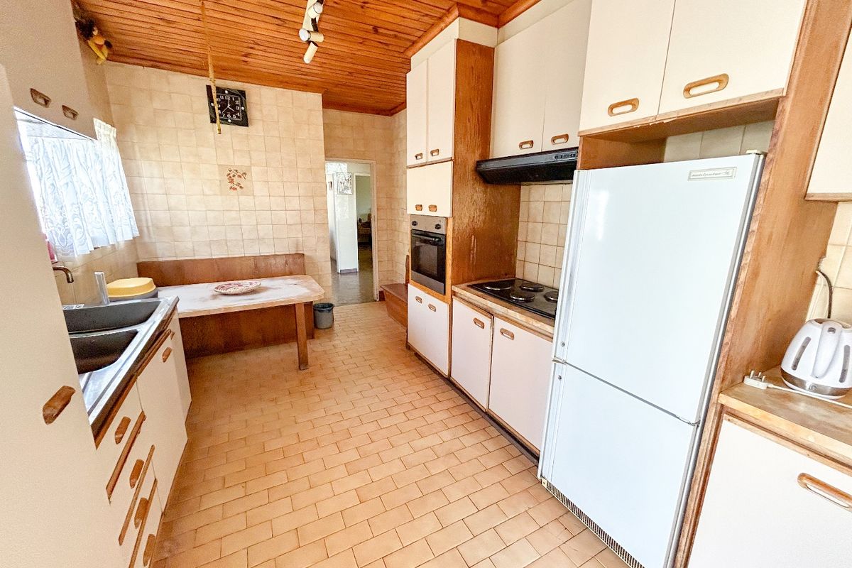 Spacious 3-Bedroom Property with Huge Potential on 496m2 Erf - Photo 4