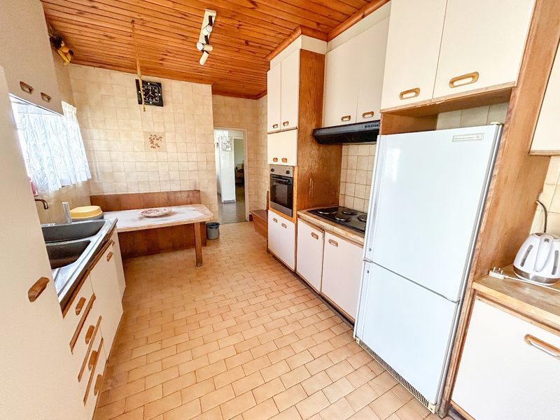 Spacious 3-Bedroom Property with Huge Potential on 496m2 Erf - Photo 4