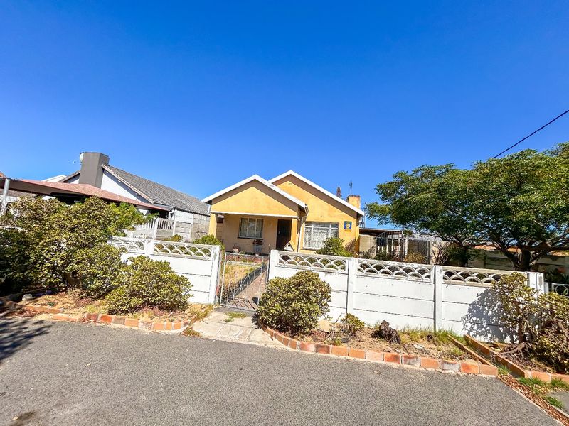 Spacious 3-Bedroom Property with Huge Potential on 496m2 Erf - Photo 2