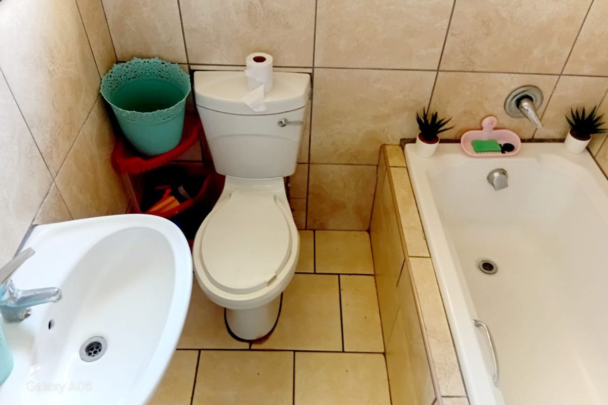 2 Bed House in Amalinda for Sale - Photo 4