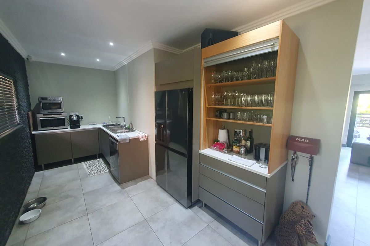 PPRA Registered Gonubie Luxury Entertainer’s Home with Teen Pad & Pool  - Photo 5