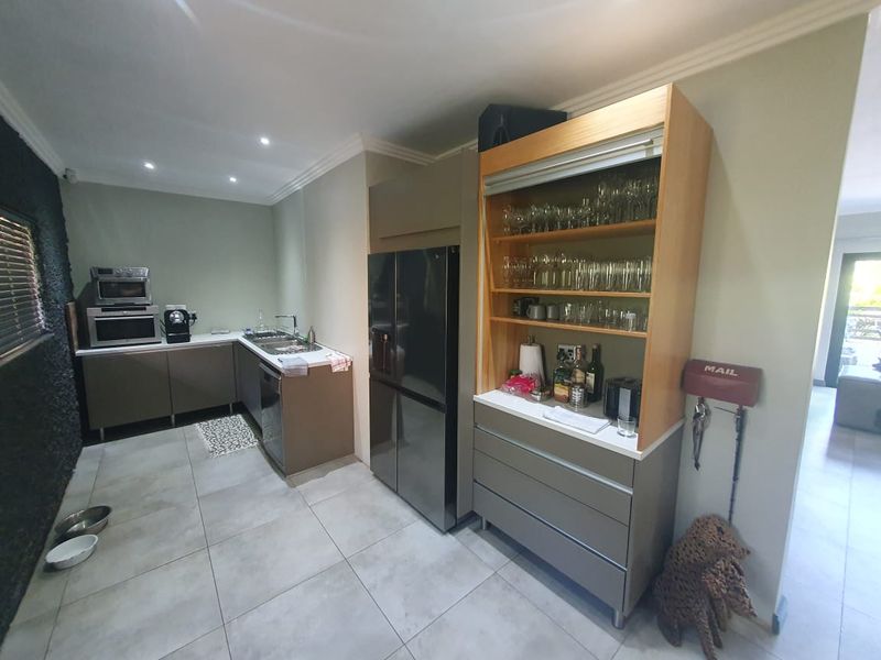 PPRA Registered Gonubie Luxury Entertainer’s Home with Teen Pad & Pool  - Photo 5