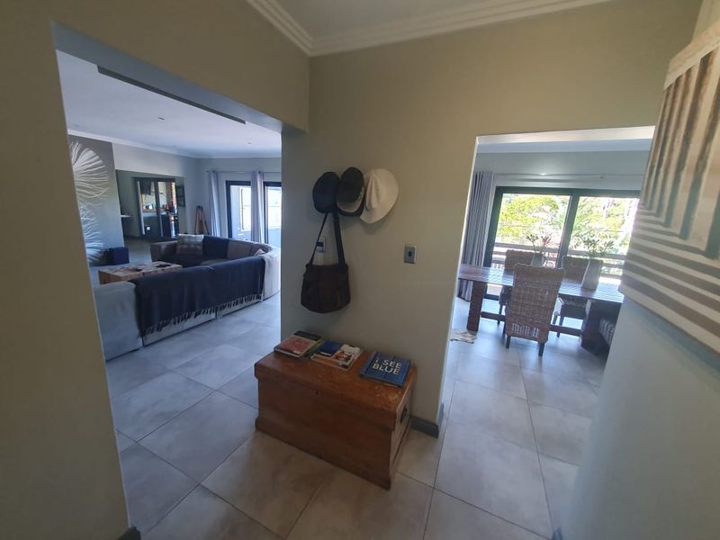 PPRA Registered Gonubie Luxury Entertainer’s Home with Teen Pad & Pool  - Photo 10
