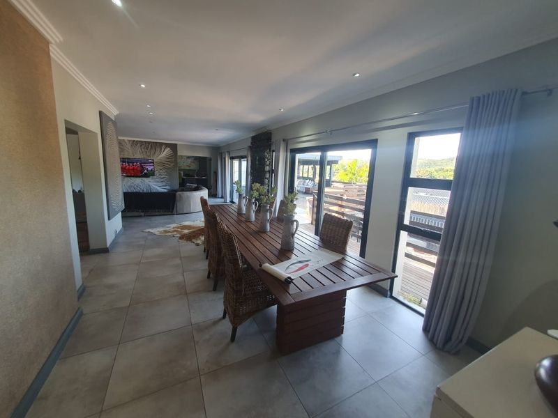 PPRA Registered Gonubie Luxury Entertainer’s Home with Teen Pad & Pool  - Photo 9