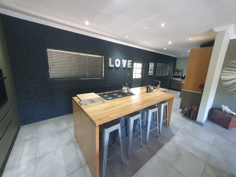 PPRA Registered Gonubie Luxury Entertainer’s Home with Teen Pad & Pool  - Photo 7