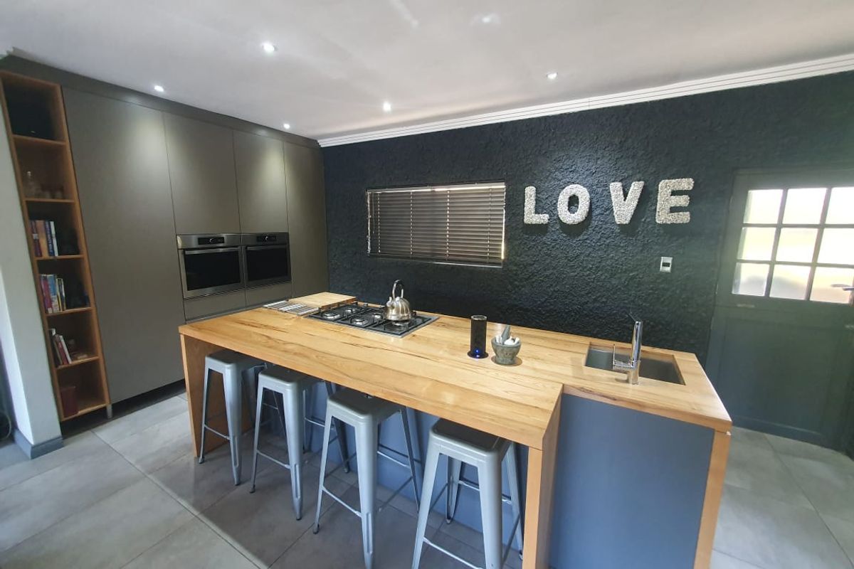 PPRA Registered Gonubie Luxury Entertainer’s Home with Teen Pad & Pool  - Photo 4