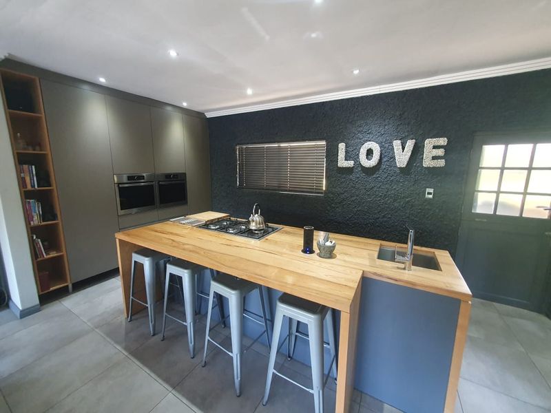 PPRA Registered Gonubie Luxury Entertainer’s Home with Teen Pad & Pool  - Photo 4