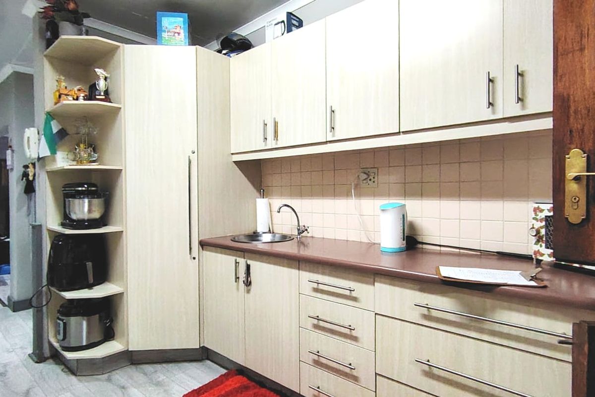 Beautiful family Home with a garden cottage in Three Rivers. - Photo 4