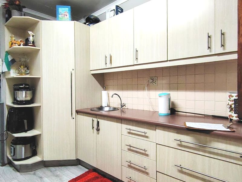 Beautiful family Home with a garden cottage in Three Rivers. - Photo 4