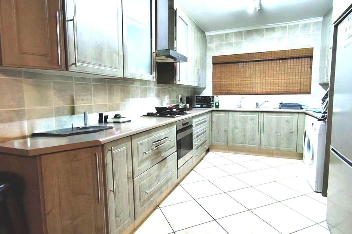 Beautiful family Home with a garden cottage in Three Rivers. - Photo 5