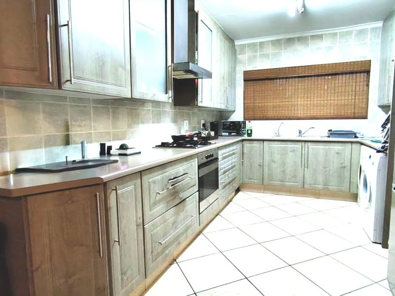 Beautiful family Home with a garden cottage in Three Rivers. - Photo 5