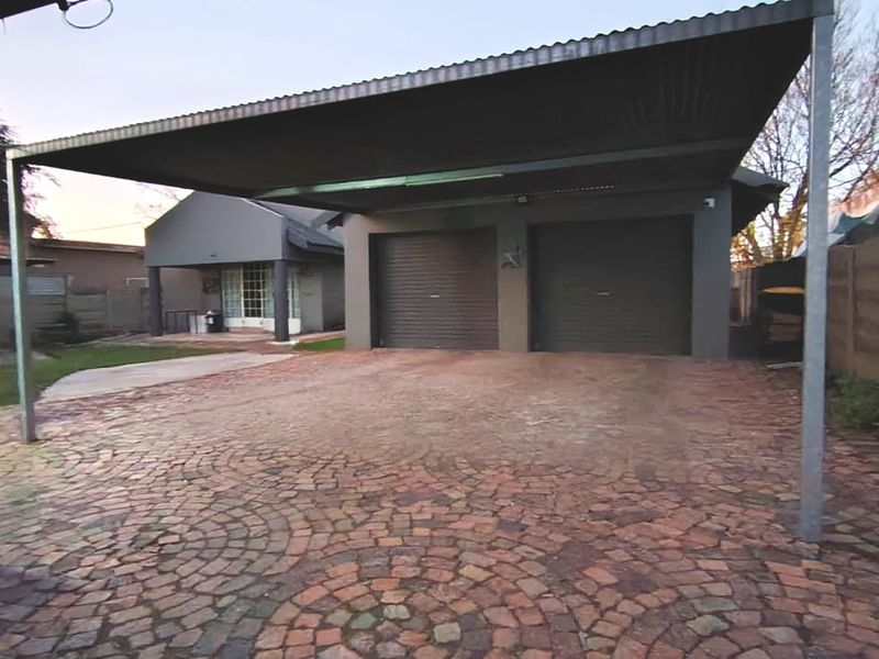 Beautiful family Home with a garden cottage in Three Rivers. - Photo 3