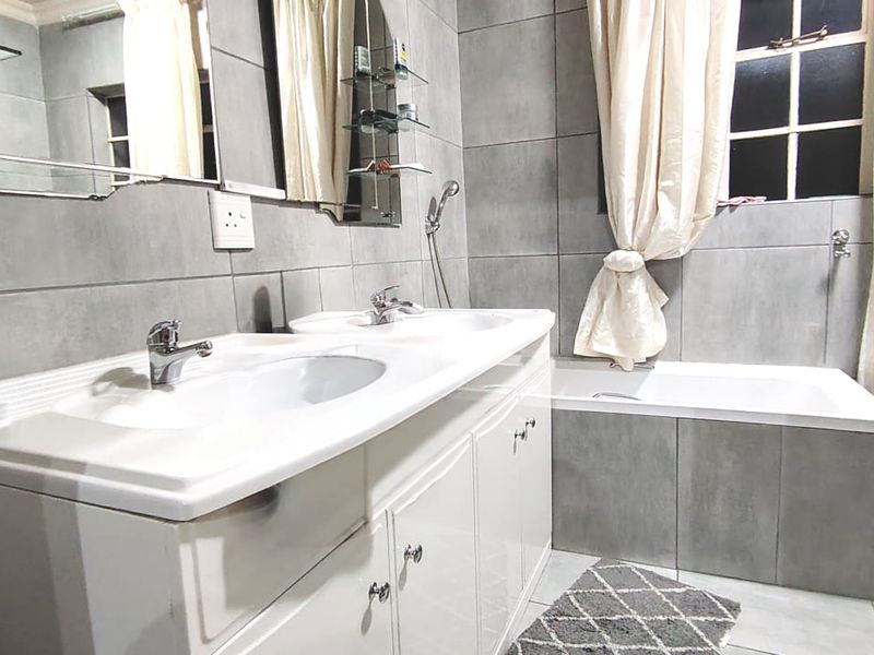 Beautiful family Home with a garden cottage in Three Rivers. - Photo 8