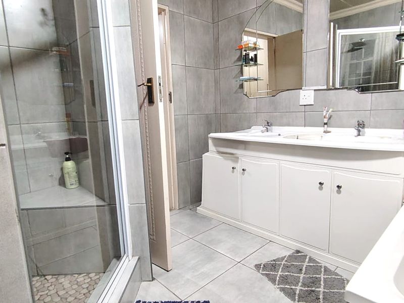 Beautiful family Home with a garden cottage in Three Rivers. - Photo 7