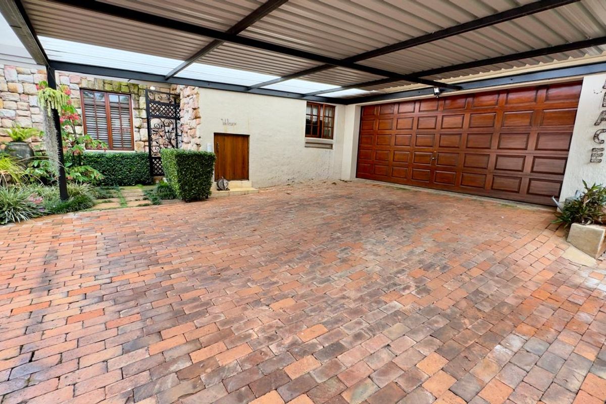 4 Bedroom 3.5 Bathroom House in Moreleta park Boomed area!!!! - Photo 2