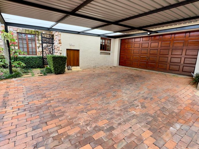 4 Bedroom 3.5 Bathroom House in Moreleta park Boomed area!!!! - Photo 2