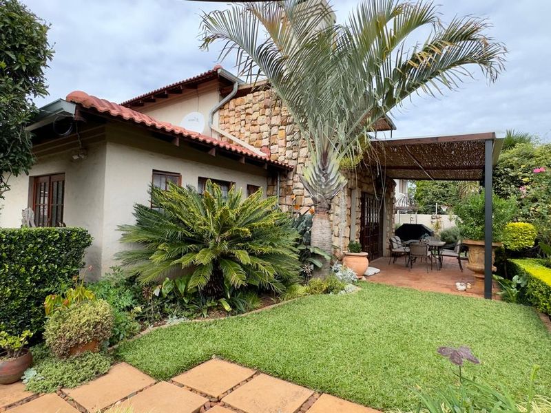 4 Bedroom 3.5 Bathroom House in Moreleta park Boomed area!!!! - Photo 1