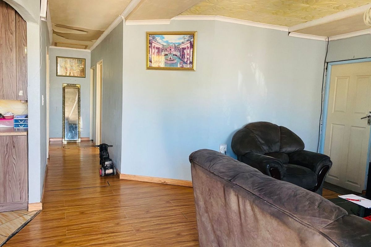 Charming 3-Bedroom Home with Massive Growth Potential – Dennemere - Photo 4