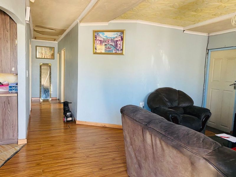 Charming 3-Bedroom Home with Massive Growth Potential – Dennemere - Photo 4